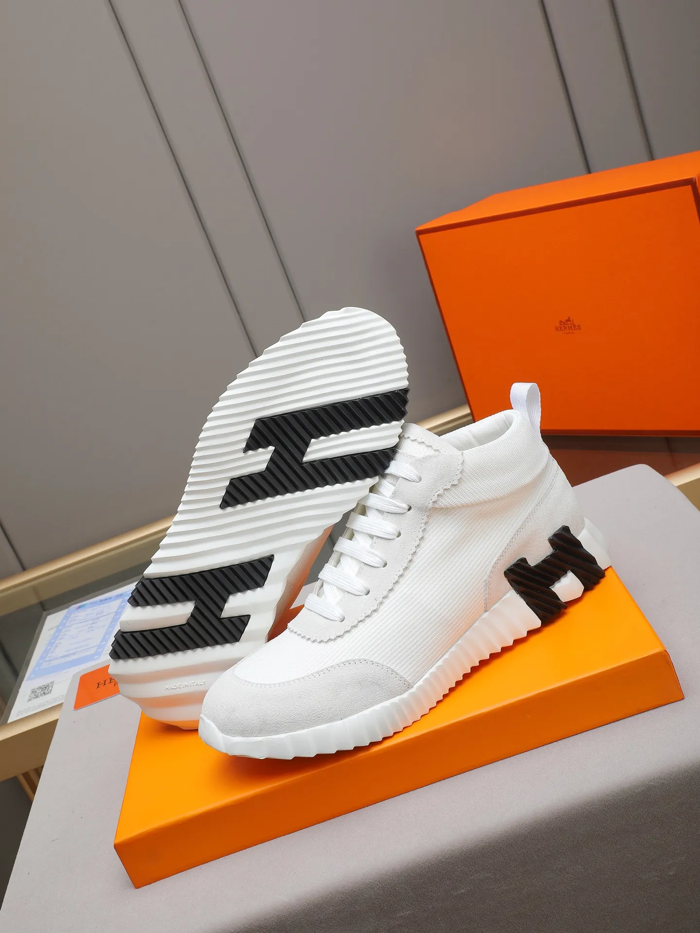 PPP460 (Hermes high-top men's shoes)🆕Men's sports shoes, decorated with textured calfskin details. Spliced ​​with original cowhide, this shoe draws inspiration from the equestrian world, integrating technical details and practical functions. Breathable sheep lining, original combination outsole, high-end quality, and every detail is perfectly combined! Size: 38-44 (45 can be customized)